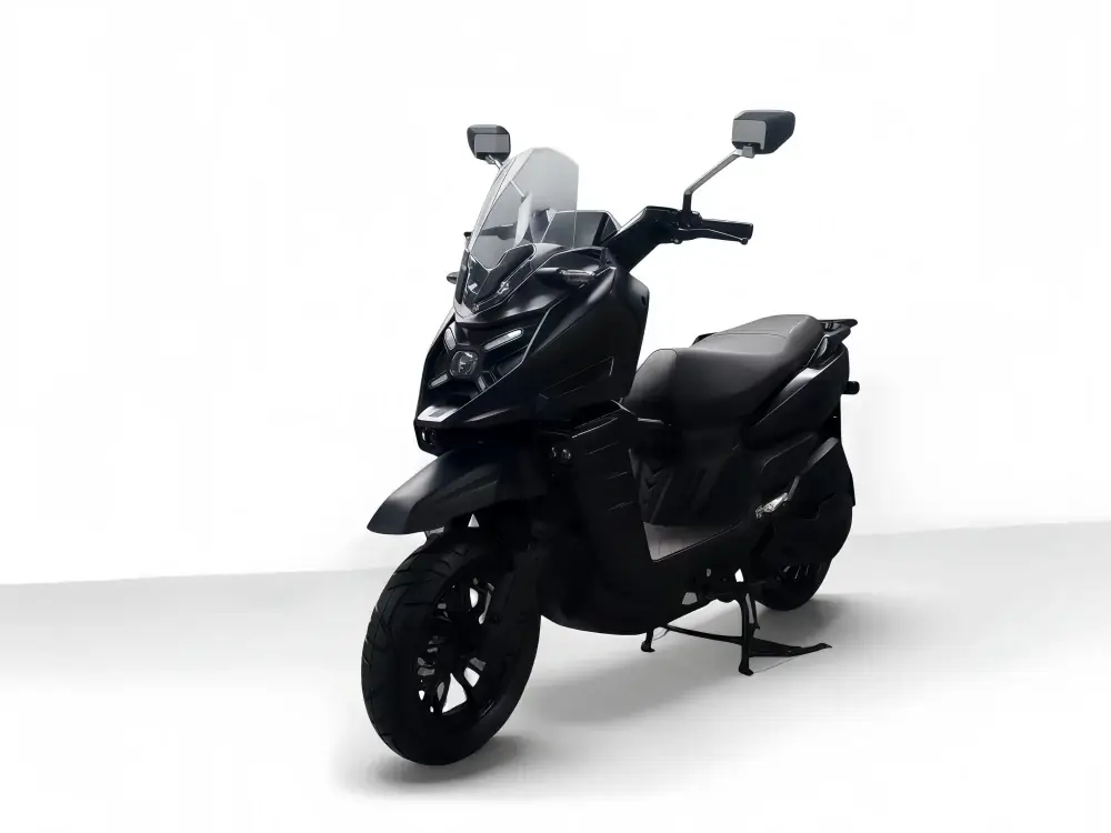 ZM-E01 — Premium electric maxi-scooter
